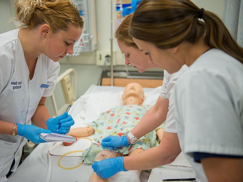 宾州州立大学蒙阿尔托分校 nursing students work on a dummy patient